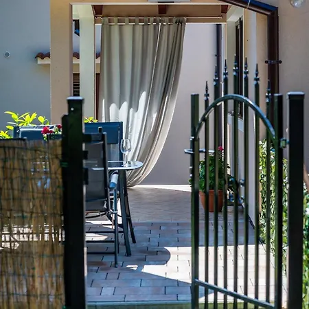 Semesterbostad Casa Arti In - Haus Fuer 2-4 Personen Pula